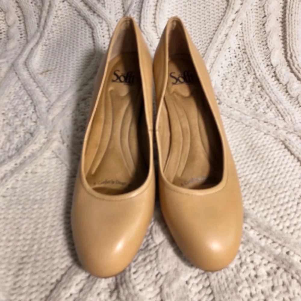 Sofft Pumps Tan Nude Supple Leather Round Toe Heels Womens 7.5M Excellent